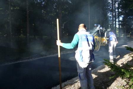 ASFALTIRANJE V BEGUNJAH 03 FOTO LJUBO VUKELIČ